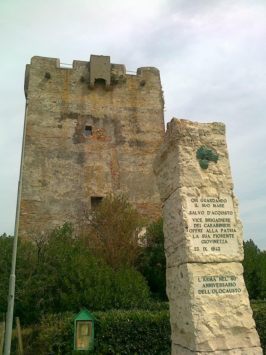 Torre_di_Palidoro._Luogo_della_Fucilazione_di_Salvo_d-Acquisto._Lapide_commemorativa(1).jpg