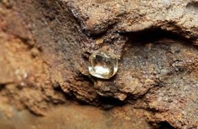 Carbonio. Diamante grezzo, forma allotropica del carbonio nativo.De Agostini Picture Library/C. Bevilacqua