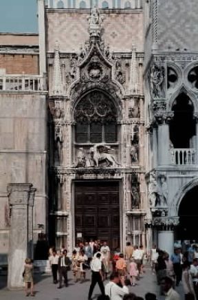 Giovanni Buon. Porta della Carta nel palazzo ducale di Venezia, realizzata in collaborazione con il figlio Bartolomeo.De Agostini Picture Library/C. Bevilacqua