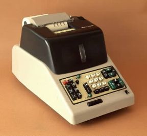 Calcolatrice. Olivetti Tetrakis, calcolatrice elettrica con dispositivo per la stampa.De Agostini Picture Library/A. De Gregorio