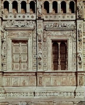 Candelabra nelle bifore della facciata della Certosa a Pavia.De Agostini Picture Library/A. De Gregorio