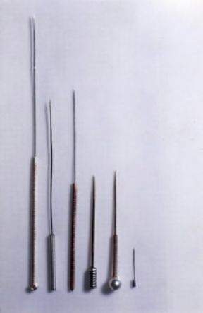 Agopuntura. Serie di aghi di diversa lunghezza e diametro.De Agostini Picture Library/P. Martini
