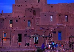 Pueblo. Il villaggio, ormai in decadenza, di Taos, nel New Mexico, presso la moderna cittadina omonima.De Agostini Picture Library