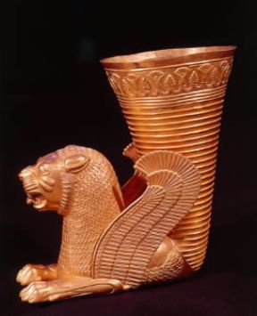 Achemenidi . RhÃ½ton in oro con leone alato proveniente da Ziwiyeh (Teheran, Museo Archeologico).De Agostini Picture Library/G. Dagli Orti