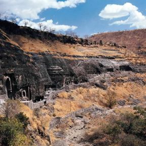 Ajanta. Veduta parziale del complesso rupestre.De Agostini Picture Library/N. Cirani