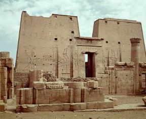 Edfu . I resti del grande tempio di etÃ  tolemaica dedicato al dio-falco Horus.De Agostini Picture Library/G. Dagli Orti