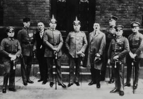 Adolf Hitler con i partecipanti al putsch di Monaco.De Agostini Picture Library