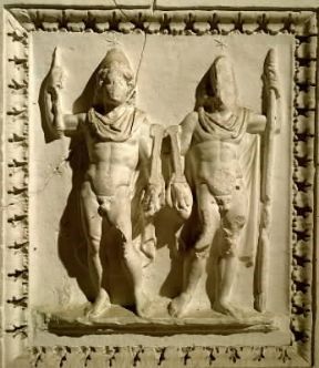 Dioscuri . Castore e Polluce raffigurati in un rilievo di etÃ  augustea (Roma, Museo della CiviltÃ  Romana).De Agostini Picture Library/A. Dagli Orti