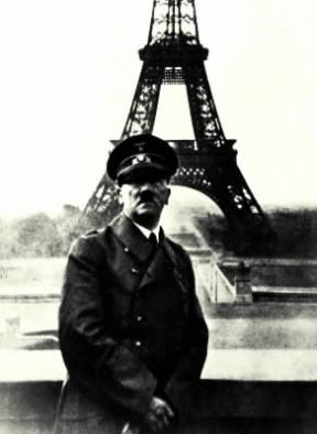 Francia. Adolf Hitler in visita a Parigi il 22 giugno 1940, pochi giorni dopo l'occupazione tedesca della capitale francese.De Agostini Picture Library