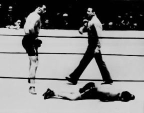 Primo Carnera durante il combattimento che gli permise di conquistare il titolo mondiale nel 1933.De Agostini Picture Library