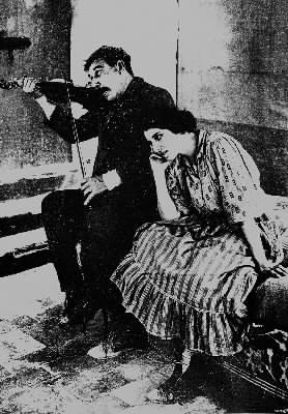 Cinema. G. Grasso e V. Balistrieri nel film di N. Martoglio Sperduti nel buio (1914).De Agostini Picture Library