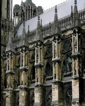 Contrafforte nell'architettura gotica; particolare di un lato della cattedrale di Reims.De Agostini Picture Library / G. Dagli Orti