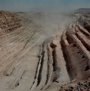 Cile. La miniera di Chuquicamta, uno dei piÃ¹ importanti giacimenti di rame a cielo aperto nel mondo.De Agostini Picture Library/Titus
