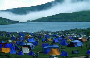 Campeggio sulle rive del lago Enol sul Picos de Europa (Spagna).De Agostini Picture Library/A. Vergani