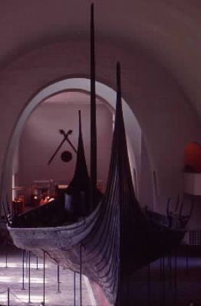 Drakar . Un esemplare dell'imbarcazione vichinga (Oslo, Museo dei battelli vichinghi).De Agostini Picture Library/G. SioÃ«n