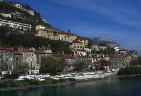 Grenoble . Veduta del nucleo antico lungo il fiume IsÃ¨re.De Agostini Picture Library / C. Rives