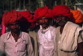 India . Uomini con turbante rosso, un copricapo assai diffuso nello Stato del Rajasthan.De Agostini Picture Library/G. SioÃ«n