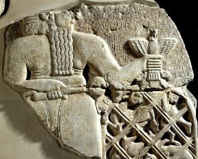 Sumeri. Frammento della Stele degli avvoltoi raffigurante la vittoria del re Eannatum su Umma (Parigi, Louvre).De Agostini Picture Library/G. Dagli Orti