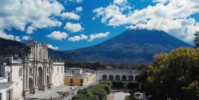 Antigua o Antigua Guatemala. La cattedrale della cittÃ  con sullo sfondo il vulcano Agua.De Agostini Picture Library/ 2 P