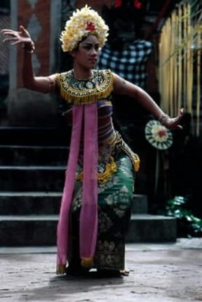 Asia. Danzatrice balinese di Legong.De Agostini Picture Library/M. Bertinetti
