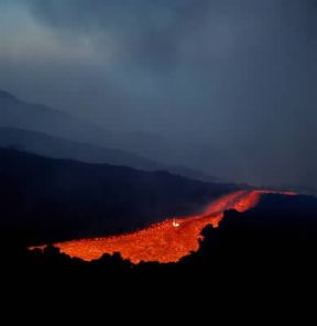 Etna. Colata lavica durante un'eruzione.De Agostini Picture Library/G. Mairani