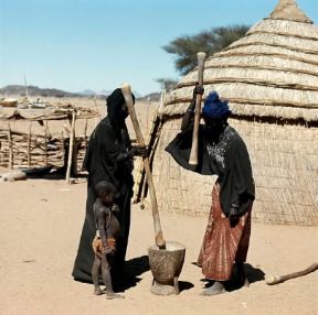Niger. Donne tuaregh pestano il miglio.De Agostini Picture Library / N. Cirani