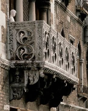 Balcone sulla facciata di palazzo Contarini a Venezia.De Agostini Picture Library / A. Vergani