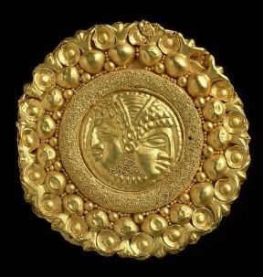 Borchia in oro rinvenuta nell'antica cittÃ  etrusca di Spina (fine sec. V a.C.; Ferrara, Museo Archeologico).De Agostini Picture Library/G. Nimatallah
