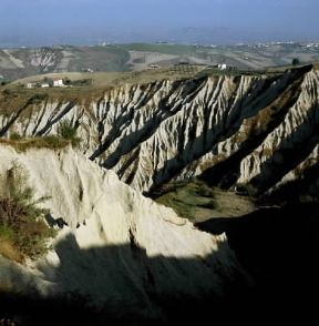 Calanco. Le caratteristiche erosioni collinari presso Atri, in Abruzzo.De Agostini Picture Library/P. Jaccod