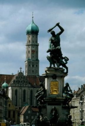 Augusta (Germania). La fontana di Ercole e sullo sfondo la chiesa di Sankt Ulrich und Sankt Afra.De Agostini Picture Library/A. Vergani