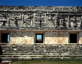 Maya. La facciata del Quadrato delle monache, un edificio classico con ricche decorazioni a Uxmal, nello YucatÃ¡n.De Agostini Picture Library/G. Dagli Orti