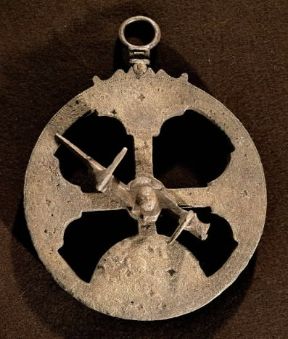 Astrolabio in bronzo del sec. XVII recuperato sul relitto della galera Sacramento nella baia di Todos os Santos in Brasile. De Agostini Picture Library / G. Dagli Orti