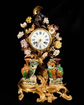 Orologio . Pendola in bronzo dorato stile Luigi XV con due chimere in porcellana cinese.De Agostini Picture Library/G. Dagli Orti