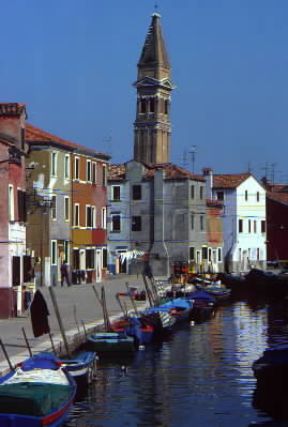 Veneto. Un canale nell'isola di Burano, uno dei centri turistici della regione.De Agostini Picture Library/G. SioÃ«n