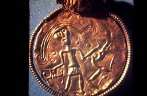 Brattea . Monile vichingo in oro sbalzato proveniente da TrollhÃ¤ttan (Stoccolma, Statens SjÃ¶historiska Museum).Stoccolma, M. Storico