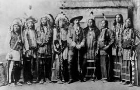 Stati Uniti . Il pioniere Buffalo Bill con i capi delle tribÃ¹ indiane nel 1894. De Agostini Picture Library