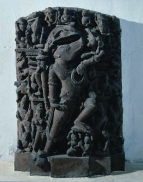 Visnu. L'incarnazione del dio in un cinghiale in un rilievo proveniente da Khajuraho (Calcutta, Indian Museum).De Agostini Picture Library/G. Nimatallah
