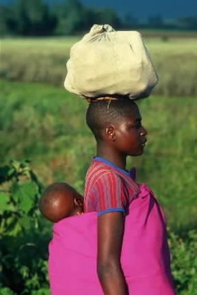 Ruanda. Giovane donna con bambino.De Agostini Picture Library/ M. Bertinetti