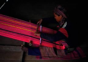 Seta . Tessitura artigianale della seta in un villaggio della Thailandia.De Agostini Picture Library/C. Sappa