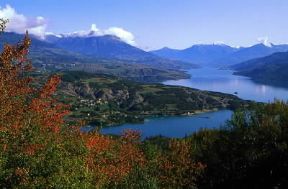Provenza-Alpi-Costa Azzurra. Veduta del lago di Serre PonÃ§on nel dipartimento di Hautes-Alpes.De Agostini Picture Library/C. Sappa