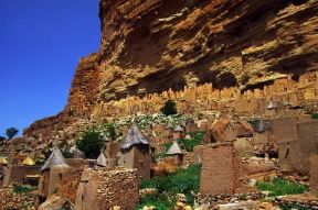 Mali. Il villaggio di Tireli ai piedi della falesia di Bandiagara.De Agostini Picture Library/L. Romano