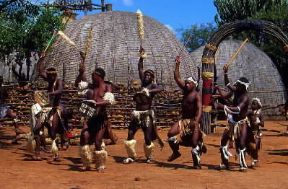 Zulu. Una danza tradizionale in un villaggio zulu nel Natal (Repubblica Sudafricana).De Agostini Picture Library/L. Romano