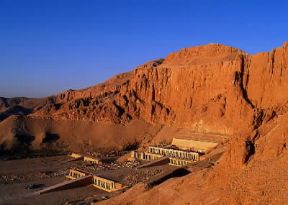 Funerario. Il tempio funerario a Deir el-Bahari, in Egitto, fatto erigere dalla regina Hatshepsut (1505-1483 a. C.).De Agostini Picture Library/G. SioÃ«n