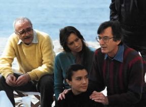 Carlo Lizzani (a destra, nella foto) sul set di Mamma Ebe (1985).De Agostini Picture Library