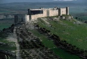 Castello spagnolo eretto su una collina, punto strategico per il controllo dei territori circostanti.De Agostini Picture Library/C. Sappa