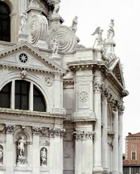 Baldassarre Longhena. Particolare della fiancata sinistra di S. Maria della Salute a Venezia.De Agostini Picture Library/E. Lessing