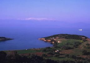 Grecia. Veduta del golfo di Corinto e sullo sfondo il Peloponneso.De Agostini Picture Library / G. SioÃ«n