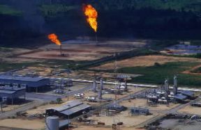 Petrolio. Impianto petrolifero dell'AGIP a Obiafu Obrikom, in Nigeria.De Agostini Picture Library/M. Bertinetti