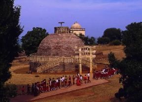 Funerario. Veduta dello stupa 3 a Sanchi, in India.De Agostini Picture Library/G. Nimatallah