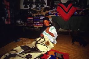 Ecuador . Lavorazione artigianale di un tappeto di lana.De Agostini Picture Library/V. Degrandi